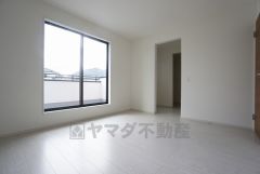 同仕様写真。各部屋に収納が完備されているので、お荷物が増えても安心の設計です。