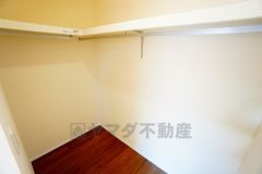 収納力豊富なウォークインクローゼット。洋服や小物などを1箇所にまとめて美しい収納を実現します。スーツケースのような大型の荷物も置けます＾＾