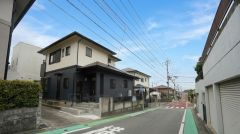 前面道路は広く、車同士がすれ違うスペースが十分にあります。落ち着いた住宅地内で快適な生活を実現してみませんか＾＾