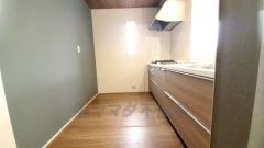 対面式カウンターキッチンからはお子様の様子が見守れます。ダイニングへの配膳や調理の時便利なカウンター付き。