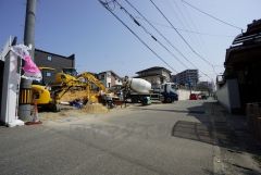 現地（2023年3月10日）撮影。住人以外の車の進入も少なく、小さなお子様を持つご家庭にも安心です。