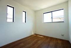 2面採光を確保した明るい室内は、風通しも良く、大変居心地の良い空間となっております。日当たりがよく、子供部屋としての利用もおすすめ。
