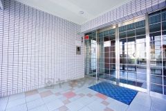 きれいに保たれたエントランスが安らぎに満ちた暮らしへ誘います。