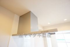 お手入れが簡単なスリム型レンジフードです。調理により発生する油煙や臭いを吸い込み、屋外へ排気してくれます。