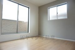 同仕様写真。寛ぎの時間を紡ぎだす主寝室は、大型ベッドを置いても余裕の広さを確保しています。