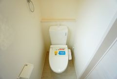 同仕様写真。温水洗浄機付トイレです。節水機能もあるので、安心して使えますね。もちろん、1階2階の2ヶ所にトイレがあるので、忙しい朝にもゆとりができますね。