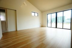 大きな窓のあるリビングは、陽光あふれる明るい空間です。居心地良く、ご家族皆がゆったり寛げる憩いの空間となりそうです。