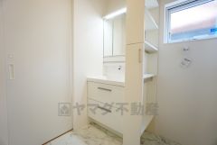 三面鏡つき洗面台。鏡裏にたっぷりとした収納スペースがあります。鏡を閉めてしまえば小物は見えないため、スッキリとした印象の洗面台にできます。