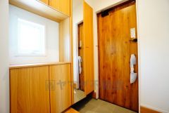 たっぷり収納できるシューズボックスです。家族全員の靴がきれいに整頓できます。棚の上にお花や写真を飾っても良いですね。