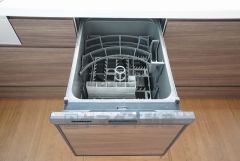 家事の時間が短縮できるフルオープンで開けやすい食器洗い乾燥機付。食事後に家族とのくつろぎタイムをしっかり取れます。