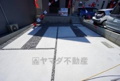 駐車スペースはゆとりある2台分を確保。マイカー用に、お客さま用に、余裕を持ってご利用いただけます。