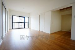 大きな窓のあるリビングは、陽光あふれる明るい空間です。居心地良く、ご家族皆がゆったり寛げる憩いの空間となりそうです。