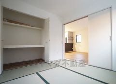 同仕様写真。リビングに隣接する洋室です。個室としてもお使いいただけるよう収納もご用意いたしました。