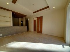 大きな窓のあるリビングは、陽光あふれる明るい空間です。居心地良く、ご家族皆がゆったり寛げる憩いの空間となりそうです。