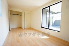 暖かい日差しが差し込む洋室。たっぷり収納できるクローゼット付きでお部屋の中をすっきりと快適に保てます。