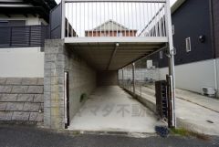 屋根付きの駐車スペース。縦列で2台分駐車できます＾＾来客用としてもおすすめです＾＾