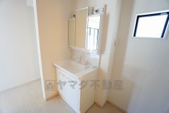 三面鏡つき洗面台。鏡裏にたっぷりとした収納スペースがあります。鏡を閉めてしまえば小物は見えないため、スッキリとした印象の洗面台にできます。