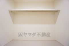 同仕様写真。ファミリークローク。広々した空間は日常のものから趣味の道具まで様々なものを収納してくれます。