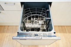 食後の時間にゆとりを与えてくれる食器洗い乾燥機。操作ボタンも上面にあるので、腰をかがめずに操作が楽々。