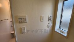 浴室暖房乾燥機には、暖房、乾燥、涼風、換気の4つの機能が付いています。タイマー付き。
