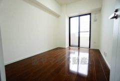 住む人のこだわりを活かす洋室。日当たりがよく、寝室としての利用もおすすめ。広めのクローゼットには荷物をすっきり片付けられ、ゆとりのある暮らしが出来ます＾＾