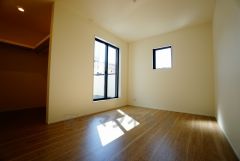 寛ぎの時間を紡ぎだす主寝室は、大型ベッドを置いても余裕の広さを確保しています。