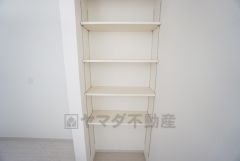 まとめ買いしてもこの収納量なら心配要らずのパントリー。調理家電や食品のストックをすっきりまとめられ、キッチン周りを広々使えます。
