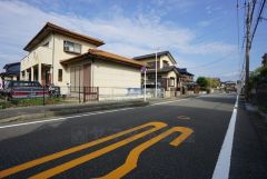 東側前面道路。車同士がすれ違うスペースが十分にあります。落ち着いた住宅地内で快適な生活を実現してみませんか＾＾