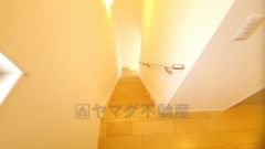 リビング内に階段があれば、転倒する可能性のある子どもやお年寄りの階段の上り下りを見守ることができ、子育てや介護がしやすくなりますね。