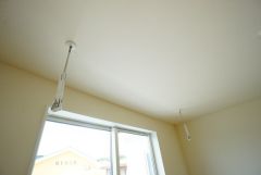 居室には室内干しができる物干し台が天井から設置されていて梅雨時期などにとても便利です。室内干し派の方にも＾＾