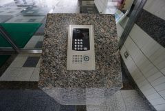 オートロックは、外部の人が自由に建物内に出入りできないため、不審者の侵入防止効果があります。
