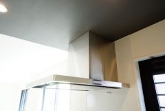風量が弱・強と切替え可能なレンジフードが調理中の煙をしっかり吸い込みます。手元を照らすライト付きです。