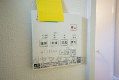 雨の日の洗濯も安心できる浴室暖房乾燥機付き浴室。リモコンで操作もボタン1つで簡単。