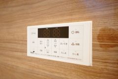 湯量・湯温の設定、そして保温までワンタッチのフルオートバス。便利な追い炊き機能付きです。