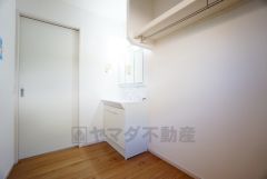 三面鏡つき洗面台。鏡裏にたっぷりとした収納スペースがあります。鏡を閉めてしまえば小物は見えないため、スッキリとした印象の洗面台にできます。