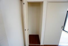 同仕様写真。物が散らかりやすいリビングに収納スペースを確保。書類や雑貨をひとまとめにできまるため、お部屋をすっきりさせることが出来ます。