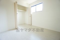 暖かい日差しが差し込む洋室。たっぷり収納できるクローゼット付きでお部屋の中をすっきりと快適に保てます。