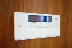 湯量・湯温の設定、そして保温までワンタッチのフルオートバス。便利な追い炊き機能付きです。