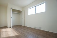 同仕様写真。暖かい日差しが差し込む洋室。たっぷり収納できるクローゼット付きでお部屋の中をすっきりと快適に保てます。