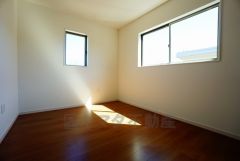 同仕様写真。住む人のこだわりを活かす洋室。日当たりがよく、寝室としての利用もおすすめ。広めのクローゼットには荷物をすっきり片付けられ、ゆとりのある暮らしが出来ます＾＾