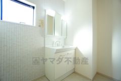 三面鏡つき洗面台。鏡裏にたっぷりとした収納スペースがあります。鏡を閉めてしまえば小物は見えないため、スッキリとした印象の洗面台にできます。