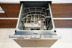 同仕様写真。食後の時間にゆとりを与えてくれる食器洗い乾燥機。操作ボタンも上面にあるので、腰をかがめずに操作が楽々。