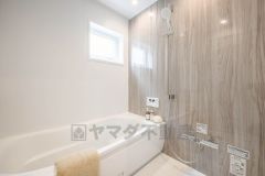 1日の疲れを癒すくつろぎのバスルーム。足を伸ばしてもゆったりと入れるサイズです。お子様と一緒にお風呂に入っても狭くないですね^^