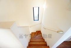 小さなお子様やご高齢の方でも安心できる、手すり付き階段。段差も低めで設定されており、安全性にも優れています。