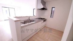 対面式カウンターキッチンからはお子様の様子が見守れます。ダイニングへの配膳や調理の時便利なカウンター付き。