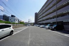 敷地内駐車場有り。（月額8000円）空き状況はお問い合わせください。