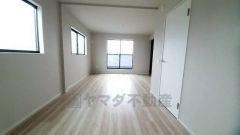 寛ぎの時間を紡ぎだす主寝室は、大型ベッドを置いても余裕の広さを確保しています。