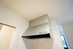 コンロ上には換気扇完備＾＾調理時の蒸気や匂いが換気扇に誘導され、効率的に排煙ができます＾＾