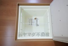 同仕様写真。キッチンに床下収納があります。長期保存ができるもの、調理器具、防災グッズを入れておくのもいいですね。