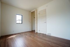 同仕様写真。住む人のこだわりを活かす洋室。日当たりがよく、寝室としての利用もおすすめ。広めのクローゼットには荷物をすっきり片付けられ、ゆとりのある暮らしが出来ます＾＾